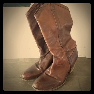 FRYE 9 1/2 Taylor dark brown  pull on boot
